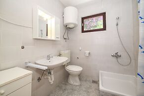 Cozy Beachfront Holiday Home Slatine