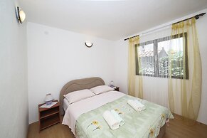 Cozy Beachfront Holiday Home Slatine