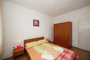 Cozy Beachfront Holiday Home Slatine