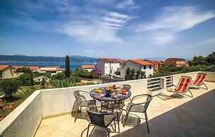 Cozy Beachfront Holiday Home Slatine