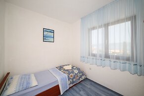 Cozy Beachfront Holiday Home Slatine