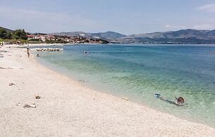 Cozy Beachfront Holiday Home Slatine