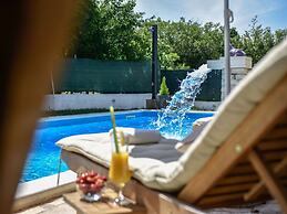 Spacious Prgomet Retreat With Private Pool, Fitness Centre, and Garden