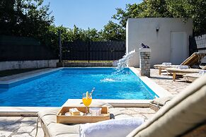 Spacious Prgomet Retreat With Private Pool, Fitness Centre, and Garden