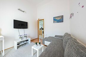 Spacious Prgomet Retreat With Private Pool, Fitness Centre, and Garden