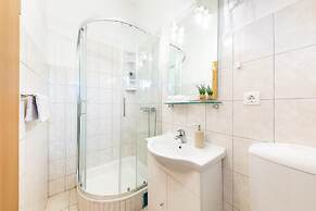 Spacious Prgomet Retreat With Private Pool, Fitness Centre, and Garden