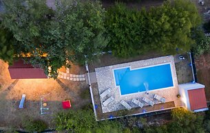 Spacious Prgomet Retreat With Private Pool, Fitness Centre, and Garden