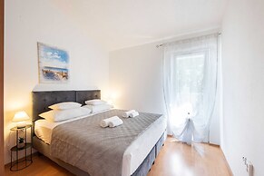 Spacious Prgomet Retreat With Private Pool, Fitness Centre, and Garden