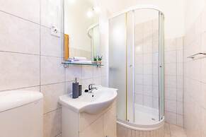 Spacious Prgomet Retreat With Private Pool, Fitness Centre, and Garden