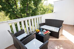 Spacious Prgomet Retreat With Private Pool, Fitness Centre, and Garden