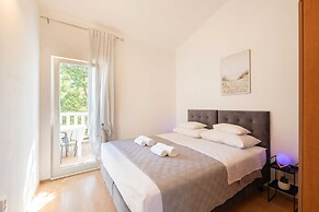 Spacious Prgomet Retreat With Private Pool, Fitness Centre, and Garden