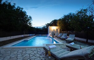 Spacious Prgomet Retreat With Private Pool, Fitness Centre, and Garden