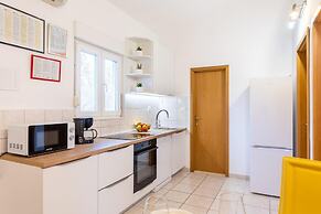 Spacious Prgomet Retreat With Private Pool, Fitness Centre, and Garden