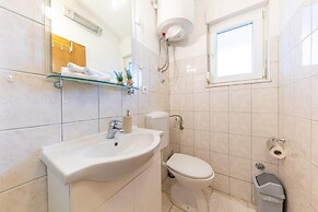 Spacious Prgomet Retreat With Private Pool, Fitness Centre, and Garden