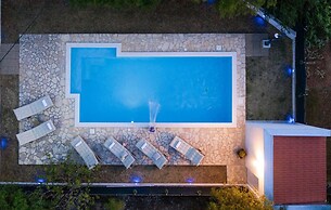 Spacious Prgomet Retreat With Private Pool, Fitness Centre, and Garden