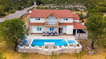 Secluded Holiday Home With Pool and Hot Tub