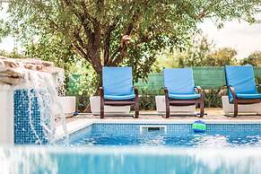 Secluded Holiday Home With Pool and Hot Tub