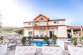 Secluded Holiday Home With Pool and Hot Tub