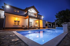 Secluded Holiday Home With Pool and Hot Tub