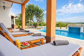 Secluded Holiday Home With Pool and Hot Tub