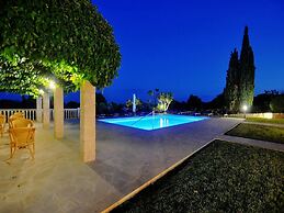 Exquisite Villa With Views