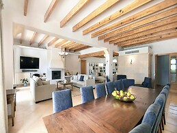 Exquisite Villa With Views