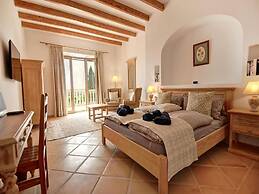 Exquisite Villa With Views