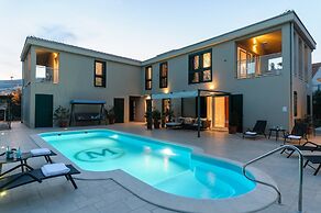 Luxury Villa With Heated Pool, Terrace, and Outdoor Amenities for Rela