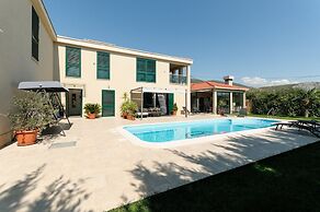 Luxury Villa With Heated Pool, Terrace, and Outdoor Amenities for Rela