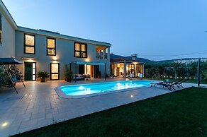Luxury Villa With Heated Pool, Terrace, and Outdoor Amenities for Rela
