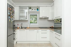 Luxury Villa With Heated Pool, Terrace, and Outdoor Amenities for Rela