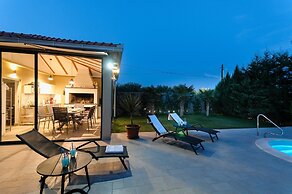 Luxury Villa With Heated Pool, Terrace, and Outdoor Amenities for Rela