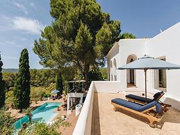 Country-view Villa With Pool