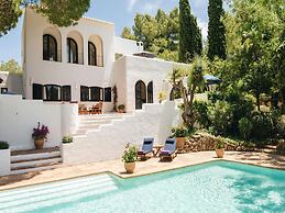 Country-view Villa With Pool