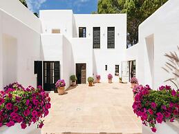 Country-view Villa With Pool