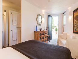 Country-view Villa With Pool