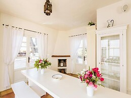 Country-view Villa With Pool