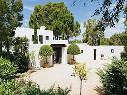 Country-view Villa With Pool