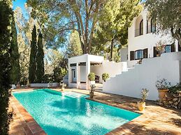 Country-view Villa With Pool