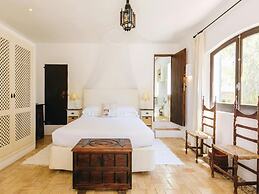 Country-view Villa With Pool