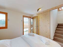 Cozy Chalet Amidst Valley With Balcony