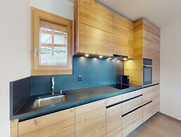 Cozy Chalet Amidst Valley With Balcony