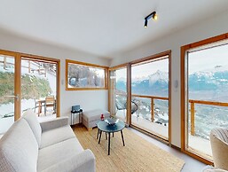 Cozy Chalet Amidst Valley With Balcony