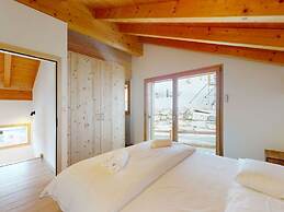 Cozy Chalet Amidst Valley With Balcony