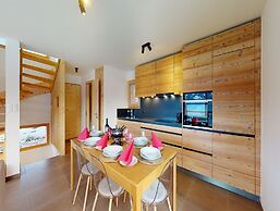 Cozy Chalet Amidst Valley With Balcony