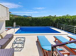 Relaxing Holiday Home With Pool, Fitness Area, and Entertainment Facil