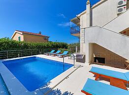 Relaxing Holiday Home With Pool, Fitness Area, and Entertainment Facil