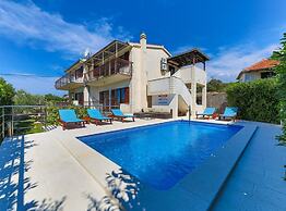 Relaxing Holiday Home With Pool, Fitness Area, and Entertainment Facil