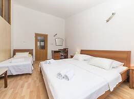 Relaxing Holiday Home With Pool, Fitness Area, and Entertainment Facil