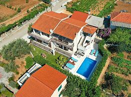 Relaxing Holiday Home With Pool, Fitness Area, and Entertainment Facil